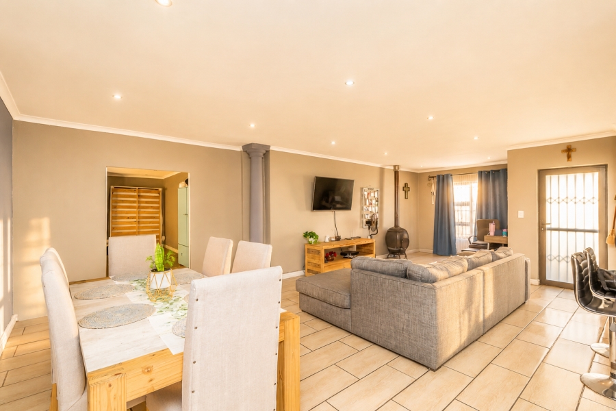 3 Bedroom Property for Sale in Uitzicht Western Cape